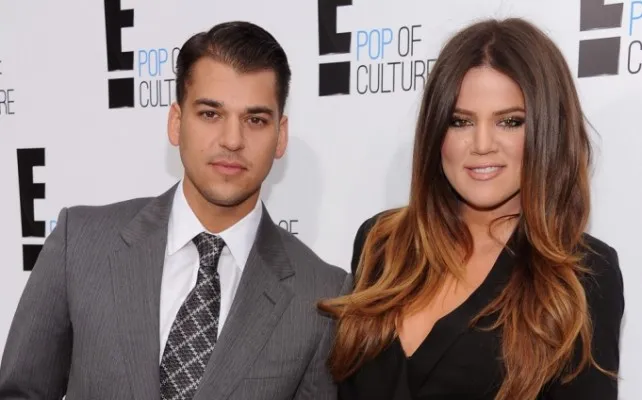 {'en': 'Khloé Kardashian expects diabetes to make his brother Rob', 'es': "Khloé Kardashian espera que la diabetes haga 'espabilar' a su hermano Rob"} Image {'en': 'Khloé Kardashian expects diabetes to make his brother Rob', 'es': "Khloé Kardashian espera que la diabetes haga 'espabilar' a su hermano Rob"} Image