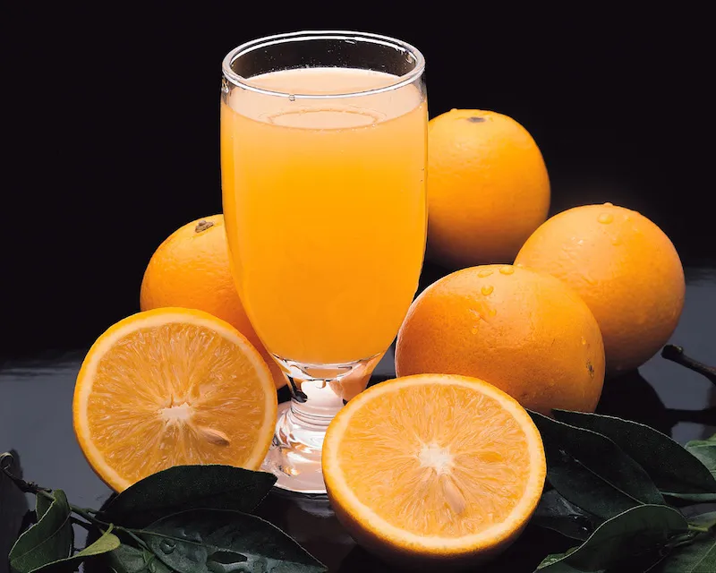 {'en': 'Squeezed orange juice?Sugar through the clouds ...', 'es': 'Zumo de naranja exprimido? Azucar por las nubes...'} Image {'en': 'Squeezed orange juice?Sugar through the clouds ...', 'es': 'Zumo de naranja exprimido? Azucar por las nubes...'} Image