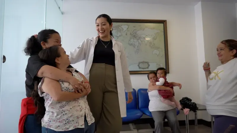 {'en': 'What if a rare disease helped us better understand diabetes?', 'es': '¿Y si una enfermedad rara ayudara a entender mejor la diabetes?'} Image