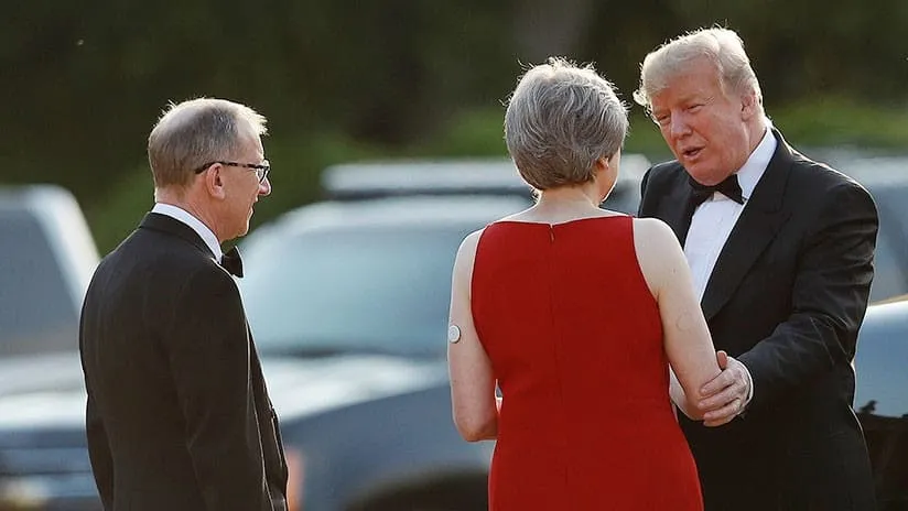 {'en': 'What is that strange device that Theresa May was carrying in the arm?', 'es': '¿Qué es ese dispositivo extraño que portaba Theresa May en el brazo?'} Image {'en': 'What is that strange device that Theresa May was carrying in the arm?', 'es': '¿Qué es ese dispositivo extraño que portaba Theresa May en el brazo?'} Image