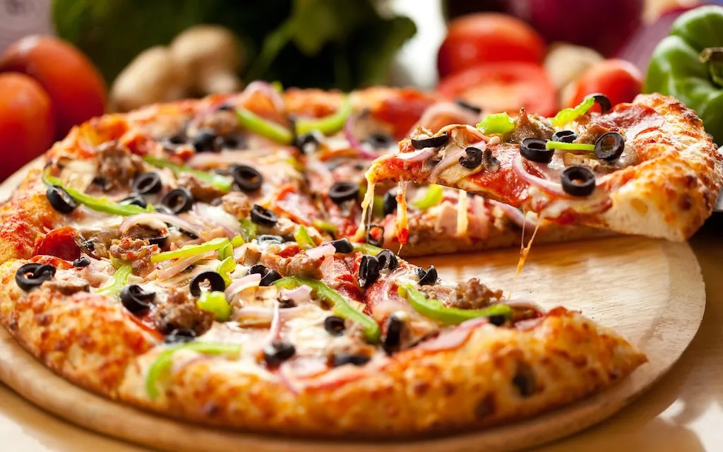 {'en': 'Restaurant pizza', 'es': 'Pizza de restaurante'} Image {'en': 'Restaurant pizza', 'es': 'Pizza de restaurante'} Image