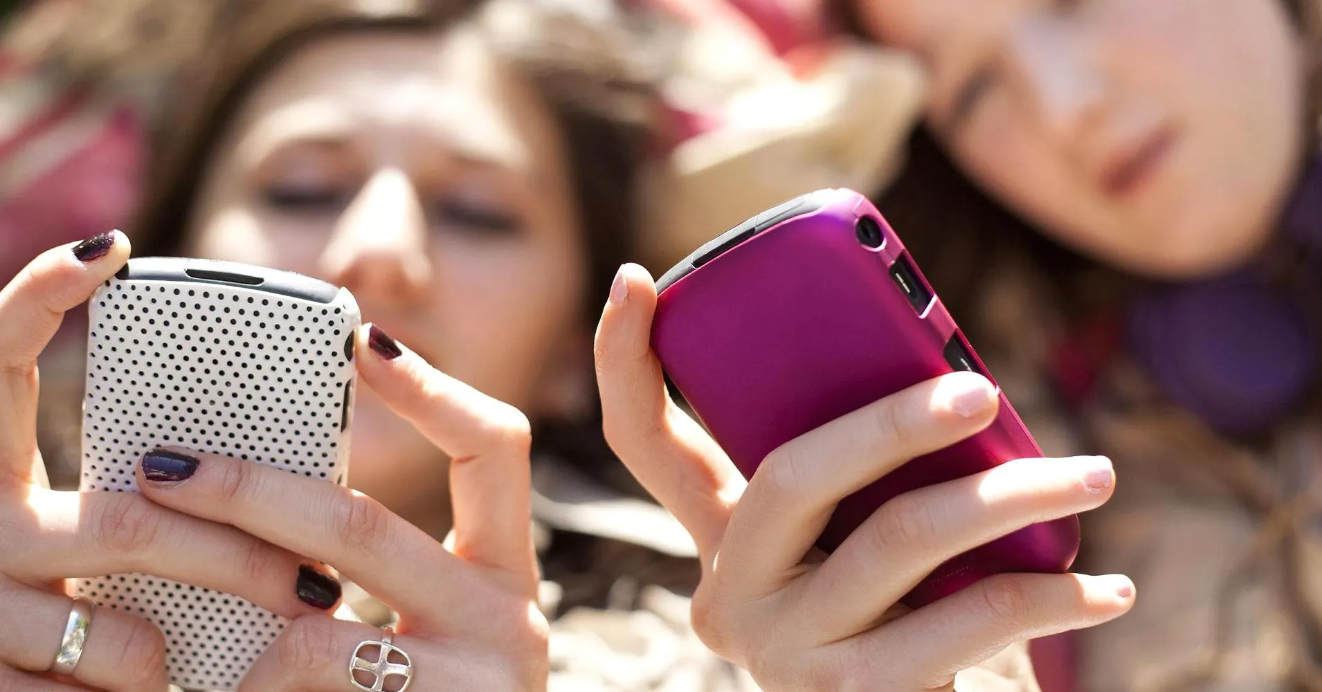 {'en': 'The mobile, the great ally of young people to face diabetes', 'es': 'El móvil, el gran aliado de los jóvenes para afrontar la diabetes'} Image {'en': 'The mobile, the great ally of young people to face diabetes', 'es': 'El móvil, el gran aliado de los jóvenes para afrontar la diabetes'} Image