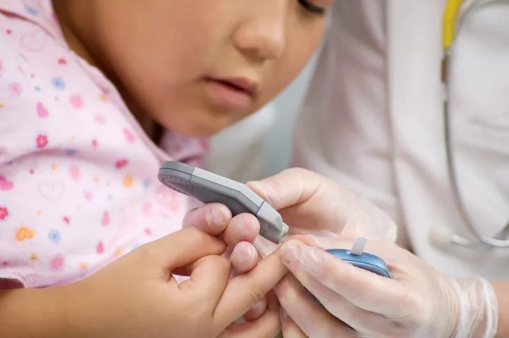 {'en': "How to control children's diabetes at school", 'es': 'Cómo controlar la diabetes de los niños en el colegio'} Image {'en': "How to control children's diabetes at school", 'es': 'Cómo controlar la diabetes de los niños en el colegio'} Image