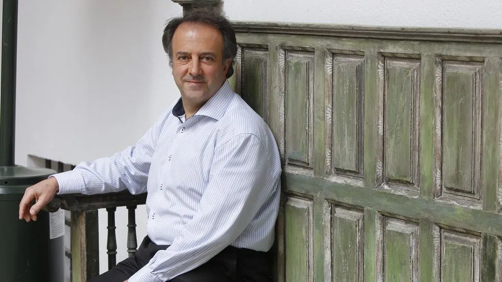 {'en': '"It\'s cheaper to invest in prevention than in dentist treatments," says Juan Blanco', 'es': '«Es más barato invertir en prevención que en tratamientos de dentistas» dice Juan Blanco'} Image {'en': '"It\'s cheaper to invest in prevention than in dentist treatments," says Juan Blanco', 'es': '«Es más barato invertir en prevención que en tratamientos de dentistas» dice Juan Blanco'} Image