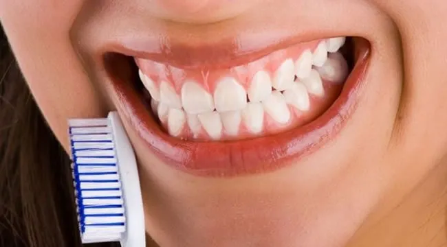 {'en': 'Neglect the gums raises up to 6 times the risk of having poorly controlled diabetes', 'es': 'Descuidar las encías eleva hasta 6 veces el riesgo de tener una diabetes mal controlada'} Image {'en': 'Neglect the gums raises up to 6 times the risk of having poorly controlled diabetes', 'es': 'Descuidar las encías eleva hasta 6 veces el riesgo de tener una diabetes mal controlada'} Image
