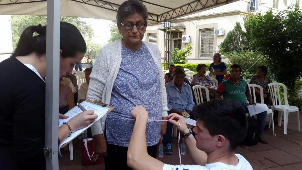 {'en': 'They perform free diabetes controls', 'es': 'Realizan controles gratuitos de diabetes'} Image {'en': 'They perform free diabetes controls', 'es': 'Realizan controles gratuitos de diabetes'} Image