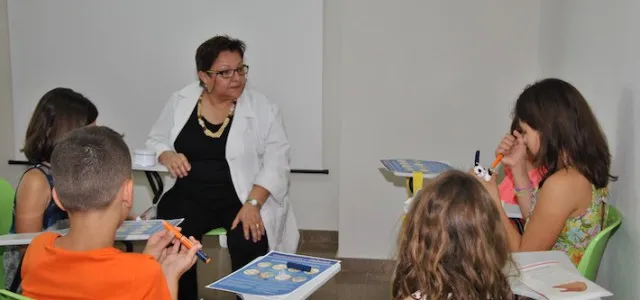 {'en': 'Diabetological nursing of the flat teaches children to inject insulin', 'es': 'Enfermería Diabetológica de La Plana enseña a niños a inyectarse insulina'} Image {'en': 'Diabetological nursing of the flat teaches children to inject insulin', 'es': 'Enfermería Diabetológica de La Plana enseña a niños a inyectarse insulina'} Image