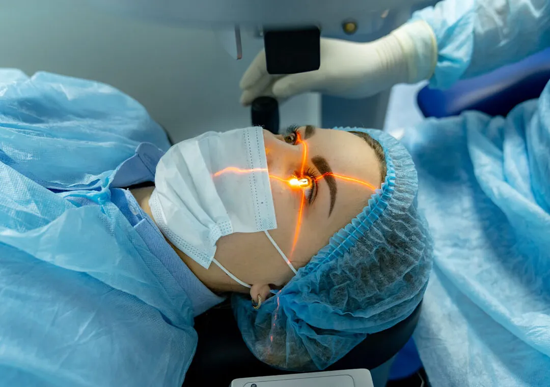 {'en': 'Miopia retinopathy and operation', 'es': 'Retinopatía y operación de miopia'} Image